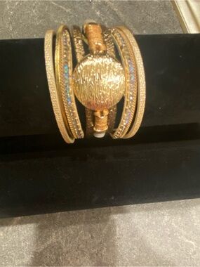 Source Unknown Gold Multistrand Bracelet with Textured Round Clasp
